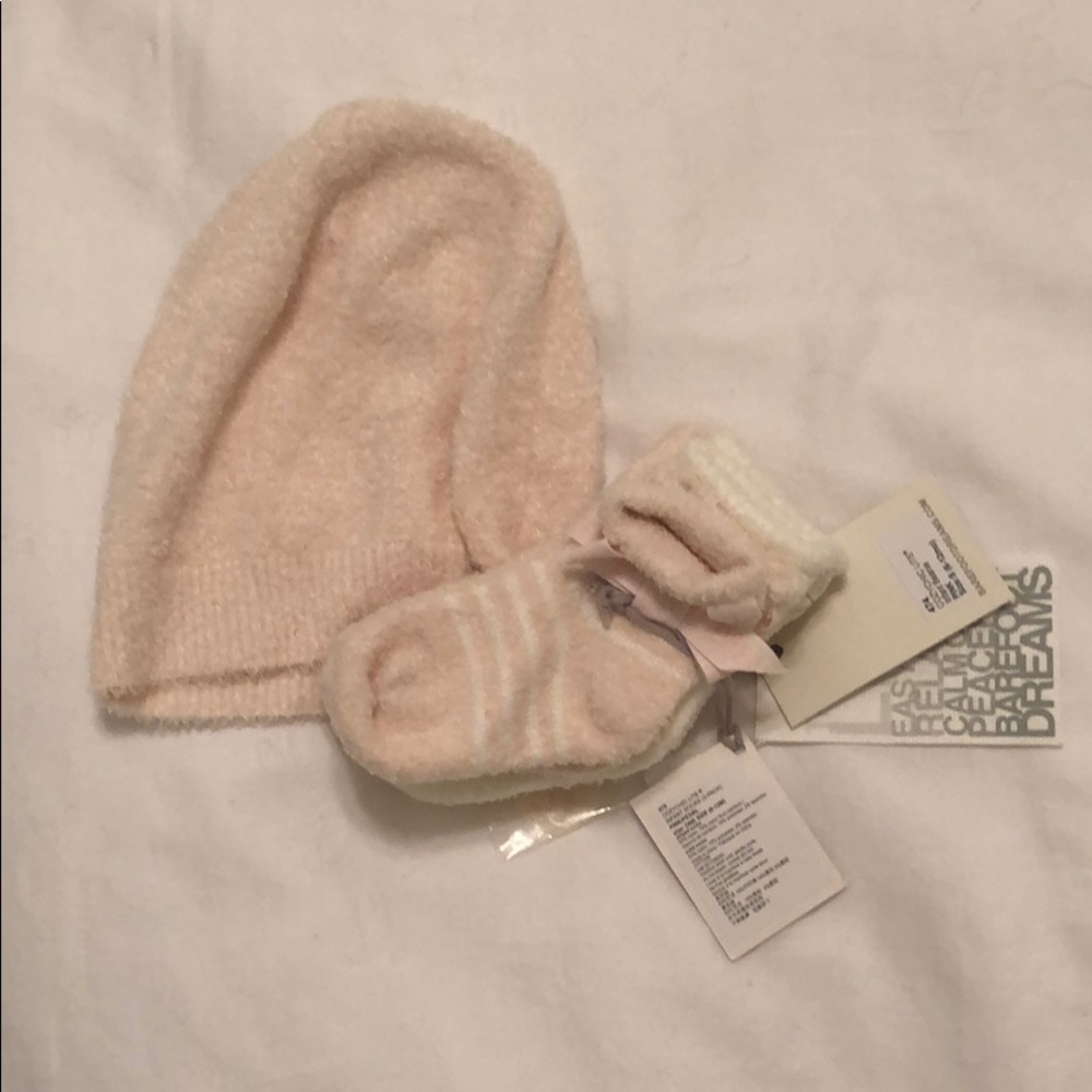 NEW NWT - Barefoot Dreams Infant Hat and Socks